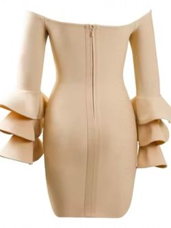 Robe modèle volants beige