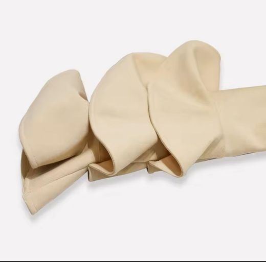 Robe modèle volants beige